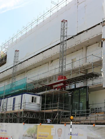 Mast climbers installed at Great Ormond Street Hospital